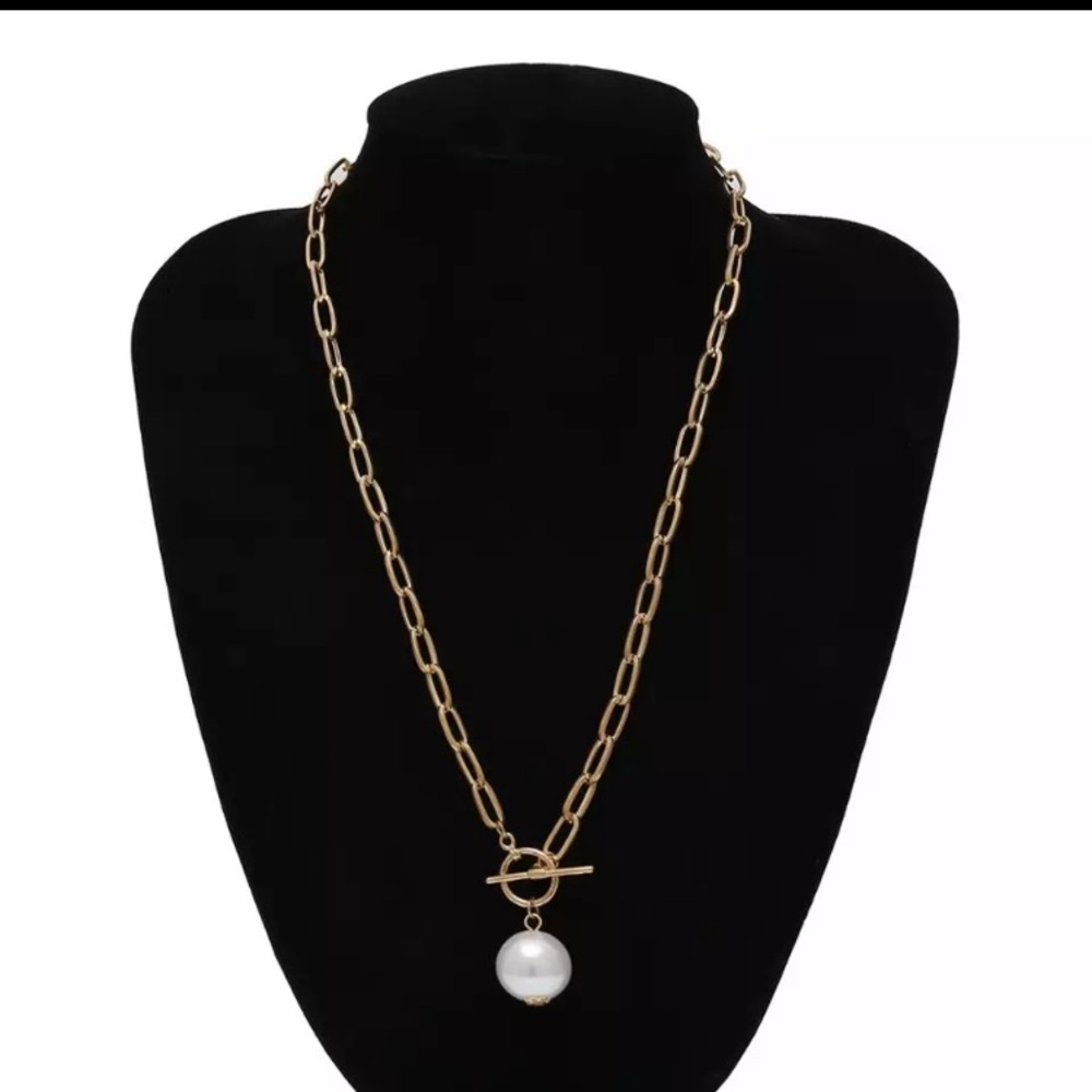 ๐ Gold Tone Big Simulated Pearl Necklace - Picture 3 of 4